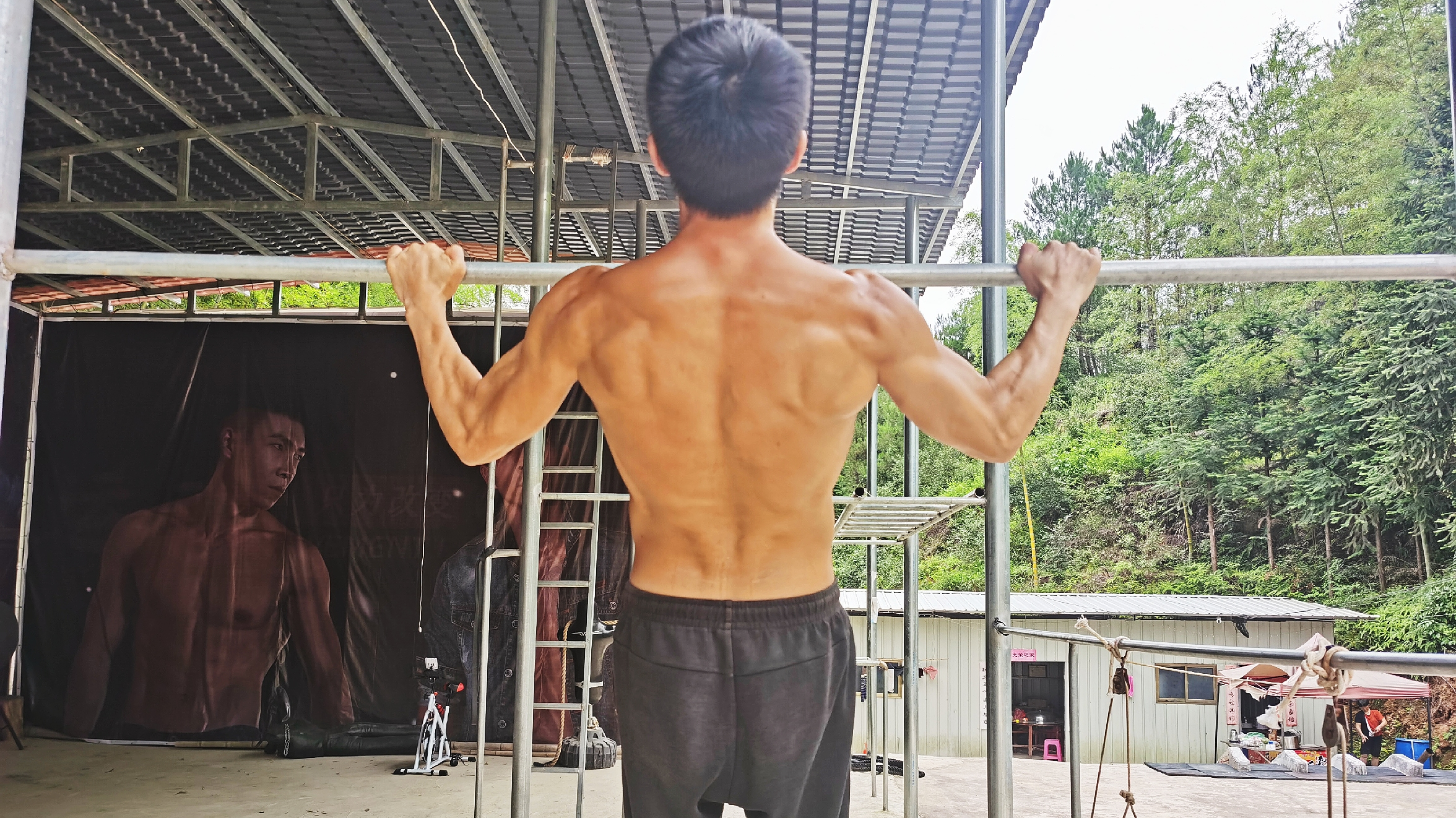 引体向上练背应该怎么拉,不同的拉法,训练到的肌肉群也不同